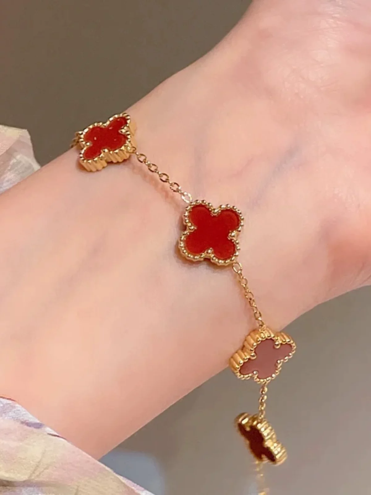 Red clover chain bracelet - Image 2
